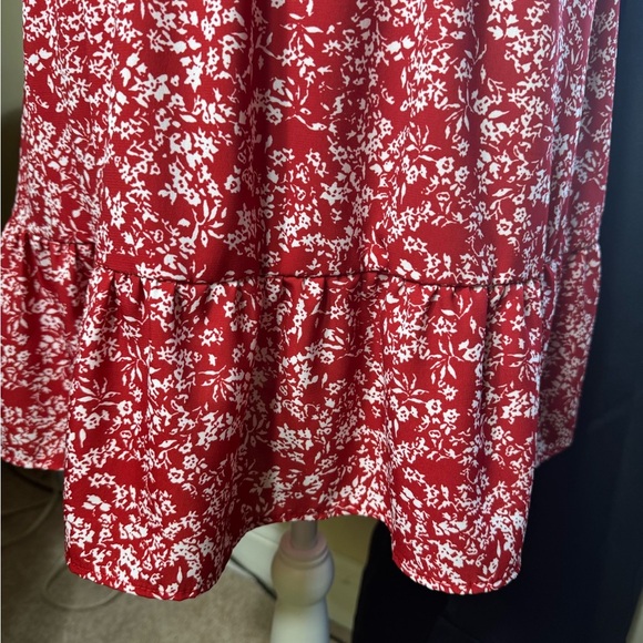 NWOT Floral Red and White Mini Dress cut out shoulders size medium - Picture 4 of 9